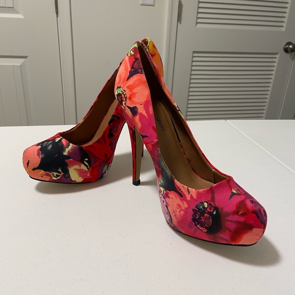 Angeles Shoes women’s‎ floral Fiona pumps — size 7